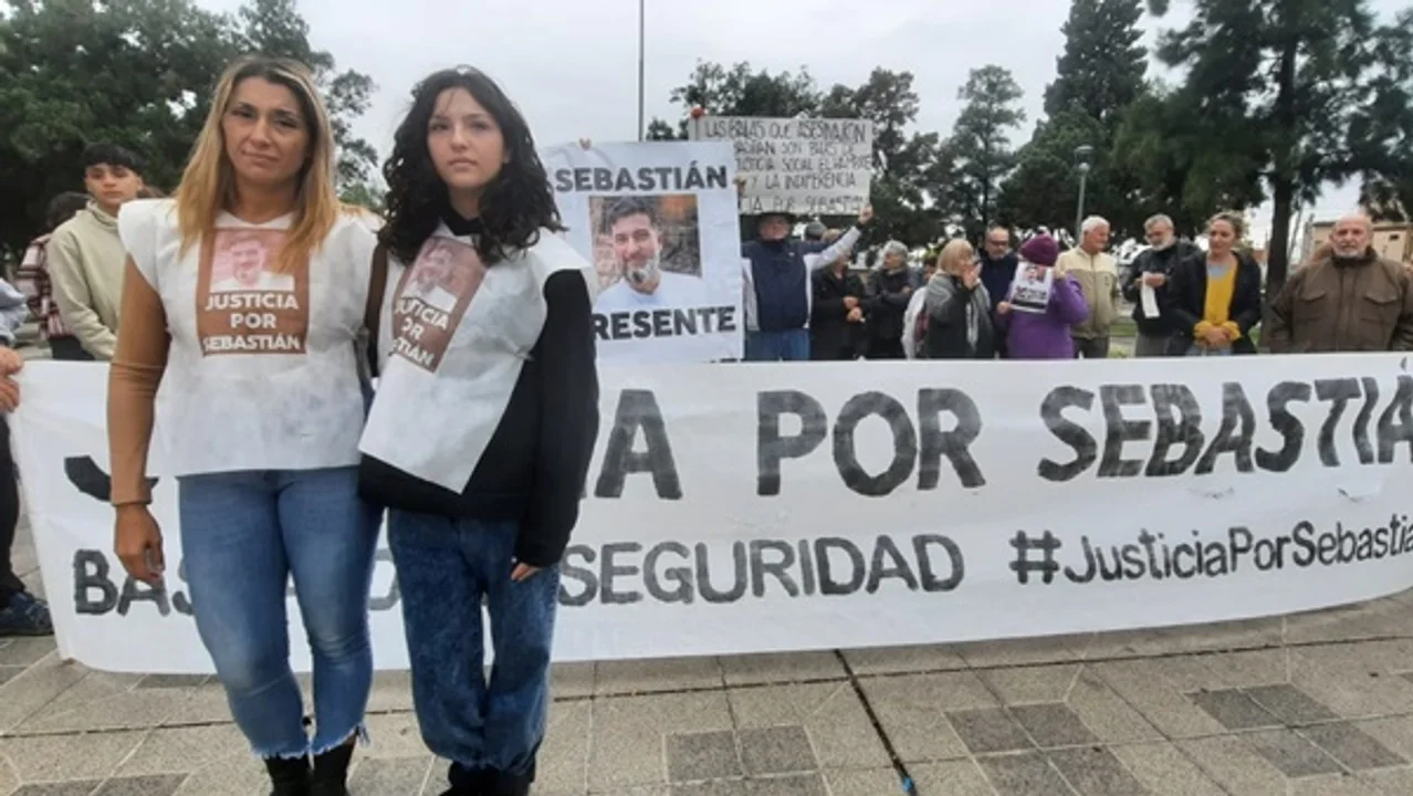 La hermana y la hija de Sebastián encabezaron la marcha en barrio Yofre. Imagen: Daro Almagro.