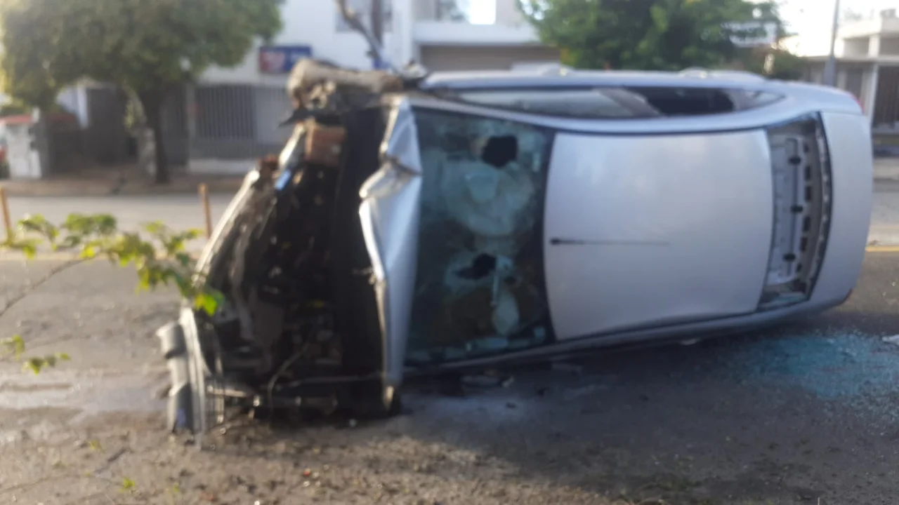 Un automovilista chocó contra un árbol y terminó dado vuelta