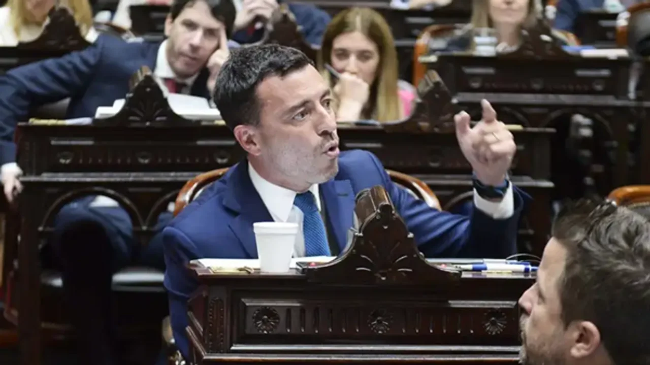 De Loredo dio un efusivo discurso en el cierre del debate parlamentario. Imagen: Perfil. 
