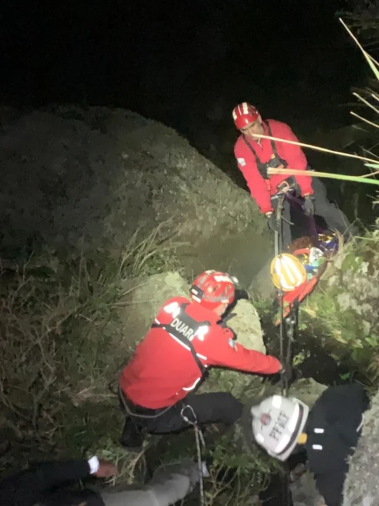 Cayó al vacío, se fracturó una pierna y fue rescatada en Los Gigantes