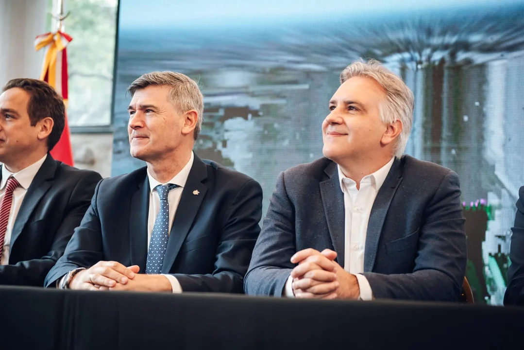 Izquierda: Daniel Passerini, intendente la ciudad. Derecha: Martín Llaryora, gobernador de Córdoba. Foto: Gobierno.