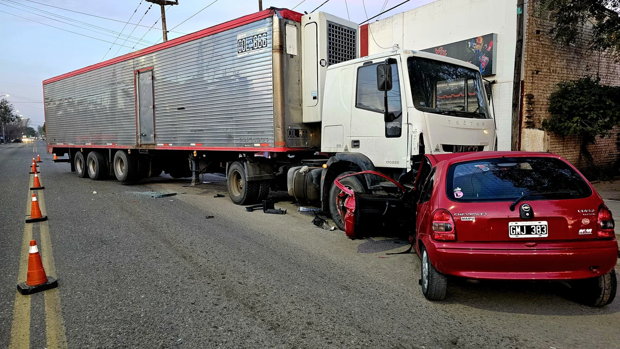 Córdoba: un camión se cruzó de carril y embistió de frente a un auto. Fotografía: Multimedio SRT / Roberto "Cani" Figueroa.