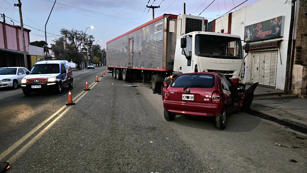 Córdoba: un camión se cruzó de carril y embistió de frente a un auto. Fotografía: Multimedio SRT / Roberto "Cani" Figueroa.