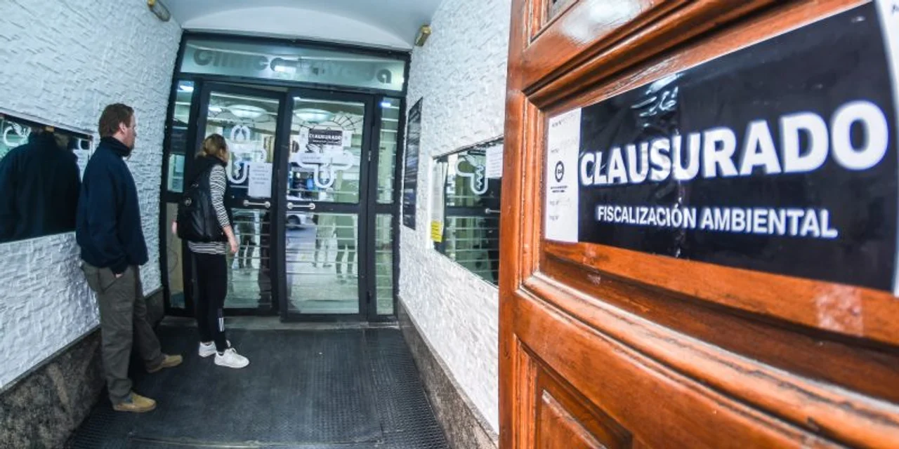 Clausura de la Clínica Chutro por residuos patógeneos en la vía publica ante una gran cantidad de denuncias de los vecinos. Foto: Municipalidad de Córdoba.