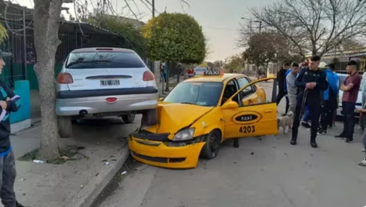 Así terminó el taxi asaltado y chocado contra el Peugeot. Foto: Policía