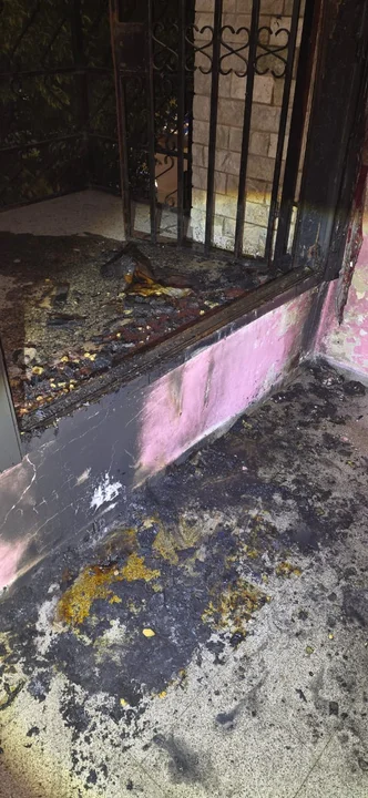 Incendio en una vivienda: salvaron a una mujer atrapada por el fuego. Fotografía: Policía de Córdoba.
