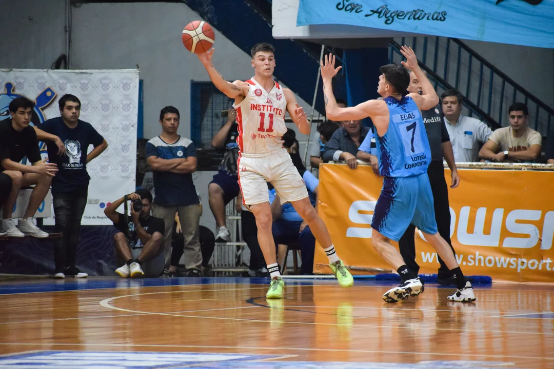 Instituto perdió en Corrientes y Regatas quedó a un paso de las semifinales