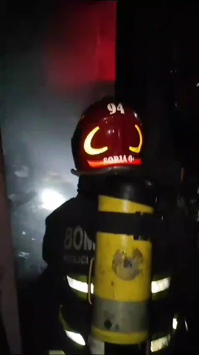 Bomberos rescataron a una familia en un incendio en su casa