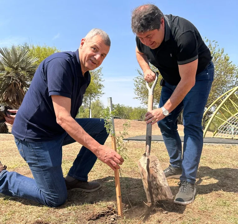 WALTER GARELLO (VICEPRESIDENTE) Y CARLOS BATTISTONI (PRESIDENTE) PLANTANDO SU ÁRBOL EN LA ACTIVIDAD