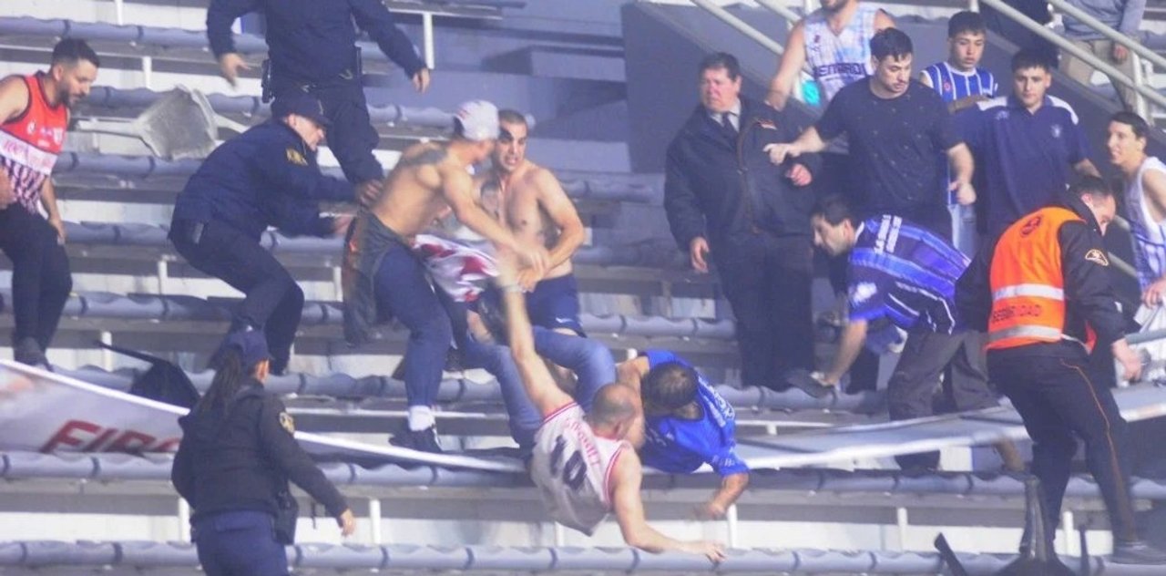 VIDEO: Escándalo en Mar del Plata y batalla campal entre hinchas de Peñarol y Quilmes thumbnail