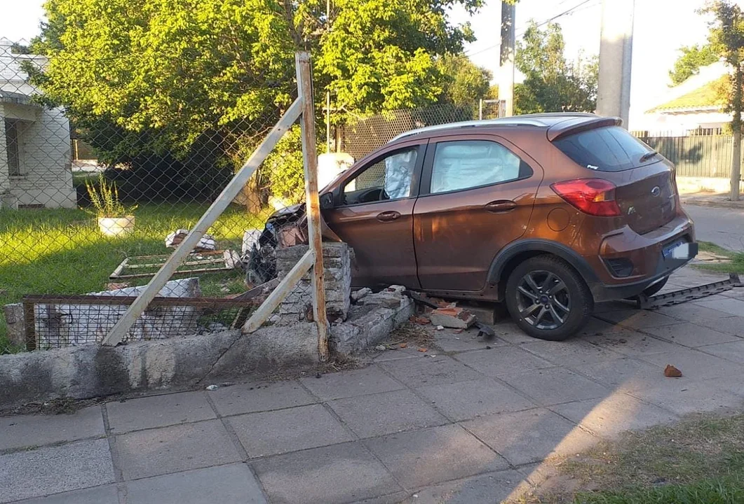 Un joven que conducía ebrio chocó a un peatón y terminó en un jardín