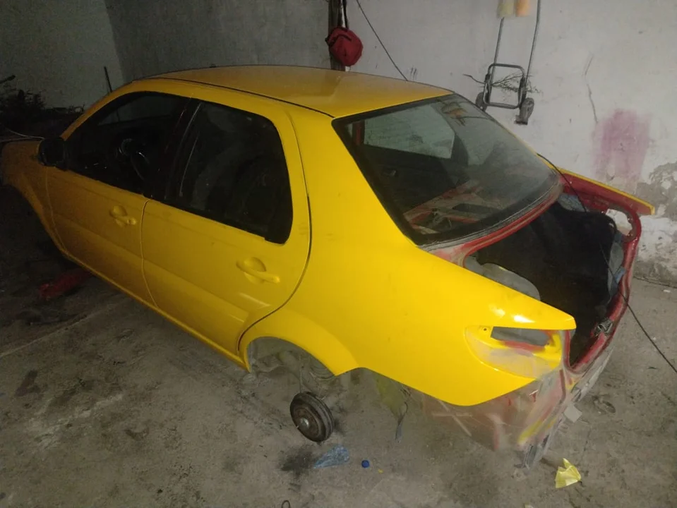 Con las manos en las chapas: lo detuvieron mientras desarmaba un taxi robado