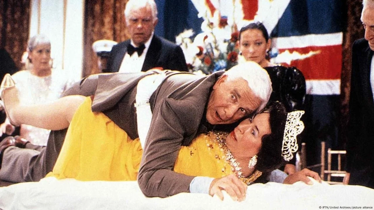 Leslie Nielsen en una escena de 'Naked Gun' ('Agárralo como puedas' o '¿Dónde está el policía?')