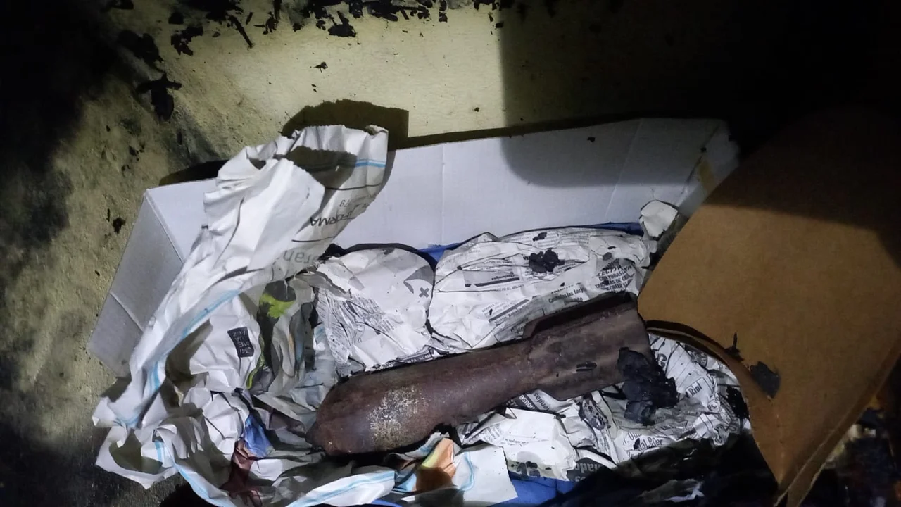 Sofocaban un incendio en una vivienda de Córdoba y encontraron una bomba aérea