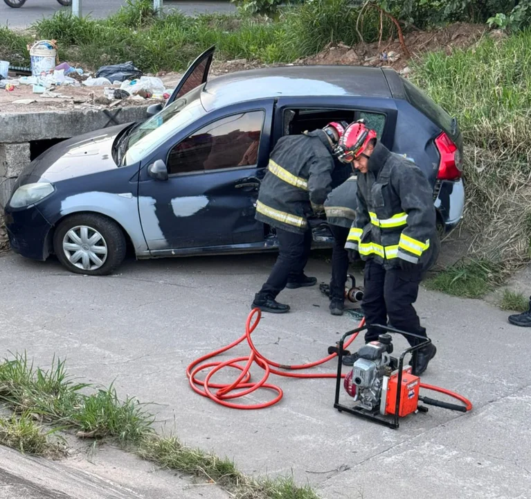 Rescataron a un conductor que cayó a un canal tras un choque en Córdoba