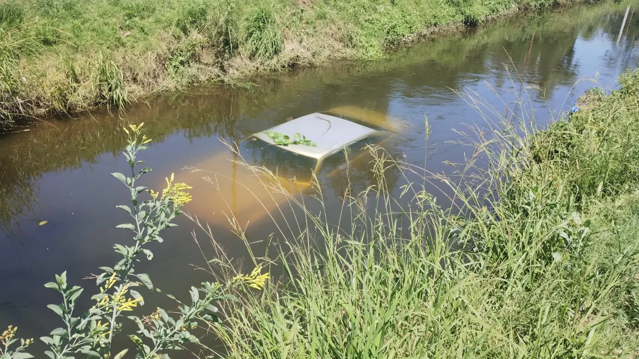 Increíble: su auto tuvo una falla mecánica y quedó sumergido en un canal de Córdoba