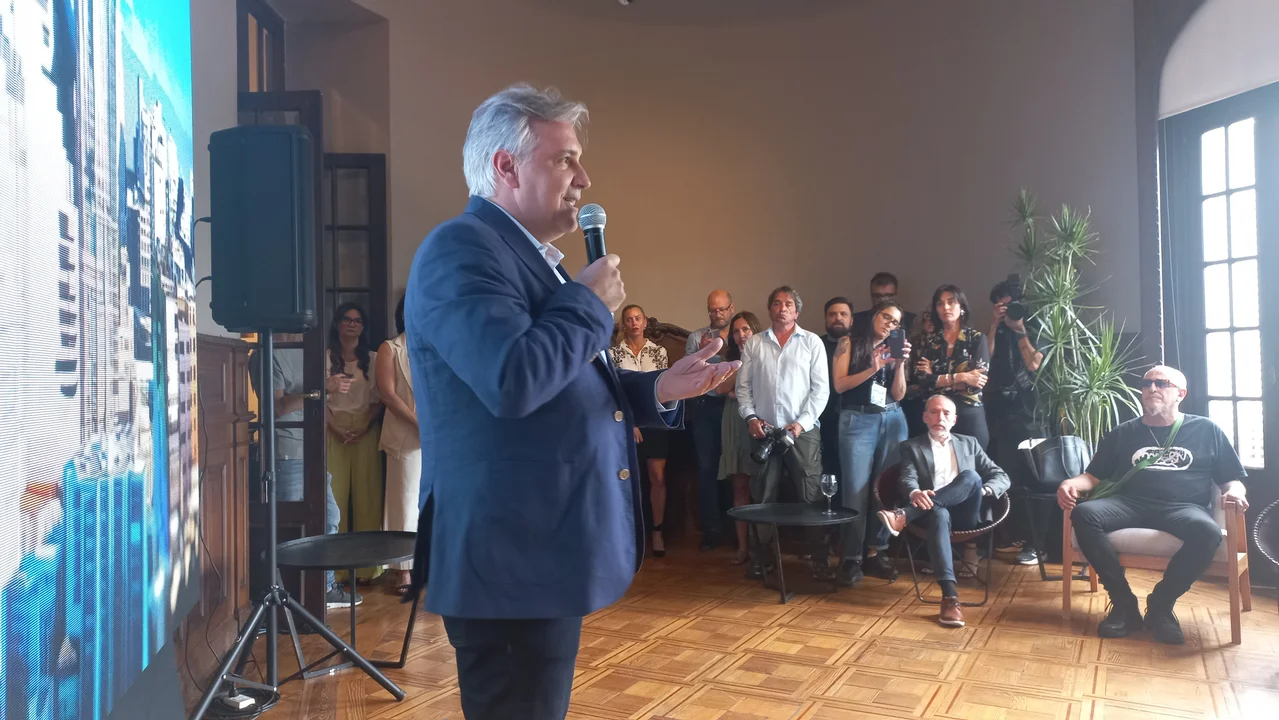 El gobernador Martín Llaroyra, presente en el acto.