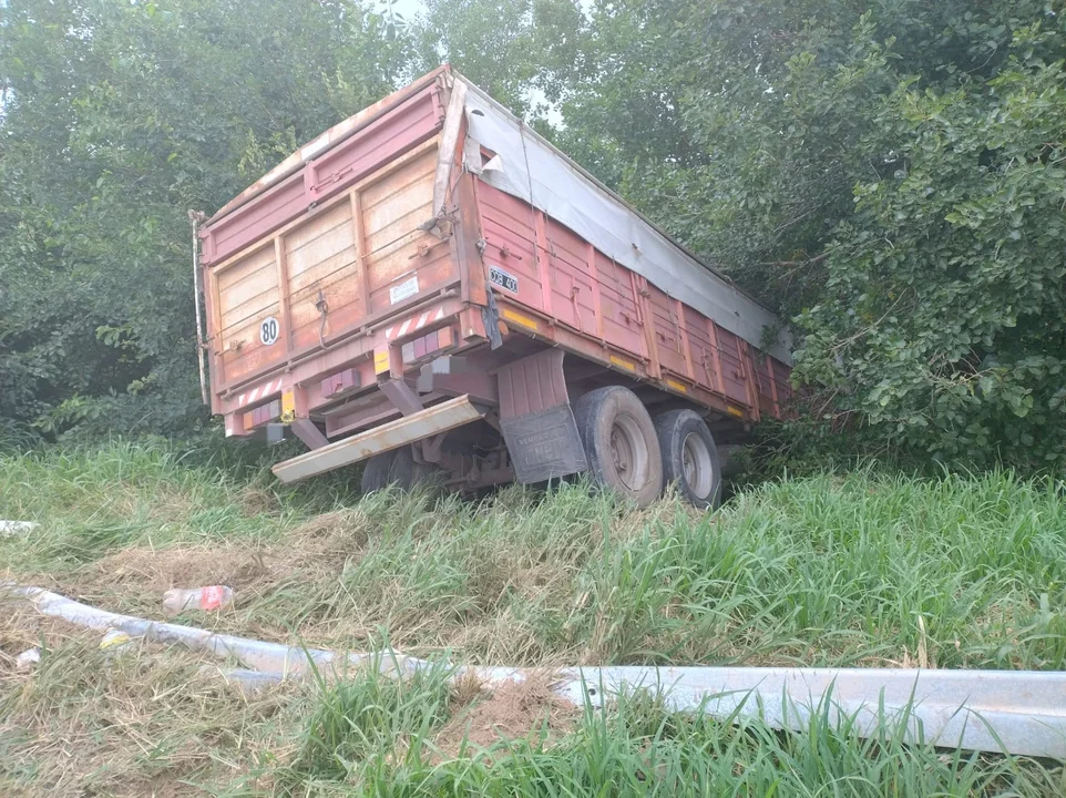 Camión que trasportaba cereales vuelca en Ruta 19