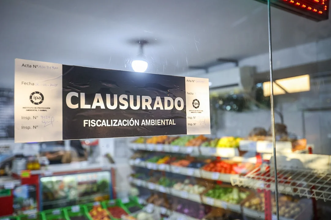 Córdoba: clausuran comercios que no cumplen con las normas de eliminación de residuos