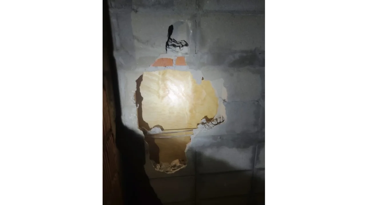 El boquete de unos 50 cm no parece haber sido la causa de la "parálisis" del ladrón.