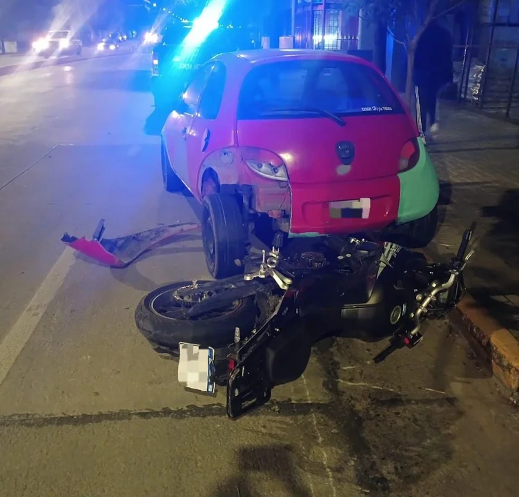 La moto se incrustó en un vehículo estacionado