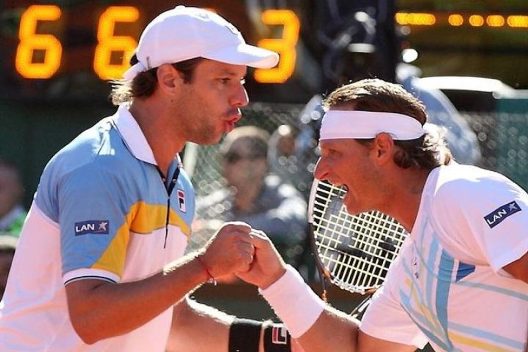 David Nalbandian waving to the crowd