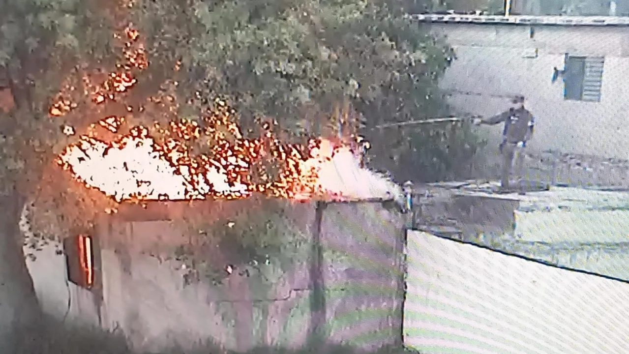 El fuego tomó el techo de madera, que se consumió por completo