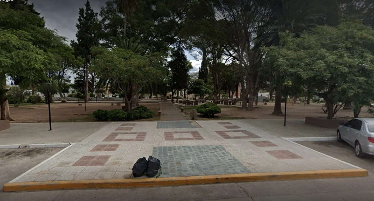 Plaza 25 de Mayo de Cruz del Eje. Google Maps.