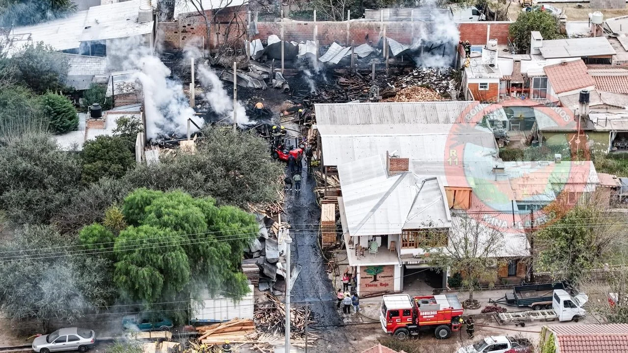 Voraz incendio en Cura Brochero: las llamas arrasaron una maderera