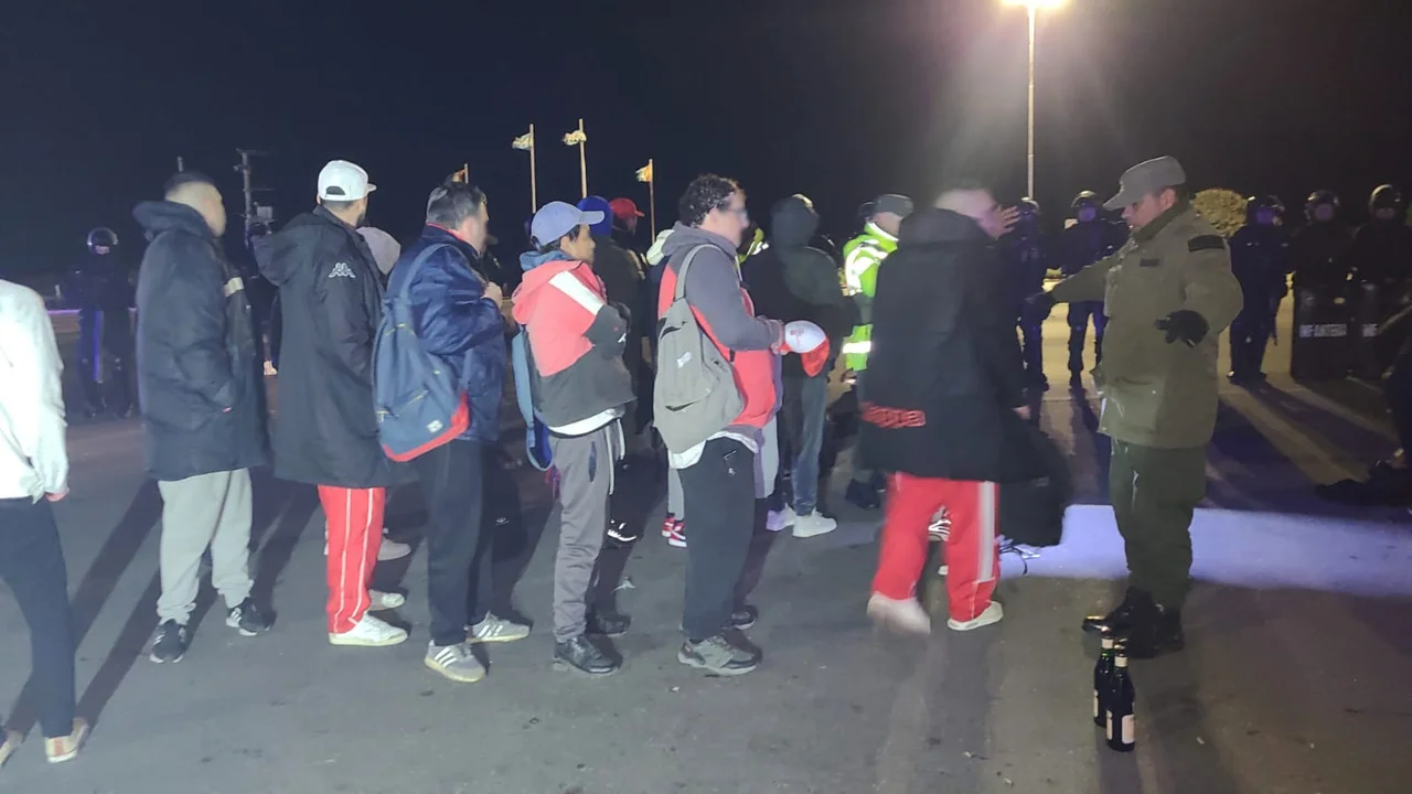 Requisa a hinchas de Huracán. Foto: Policía de Córdoba.