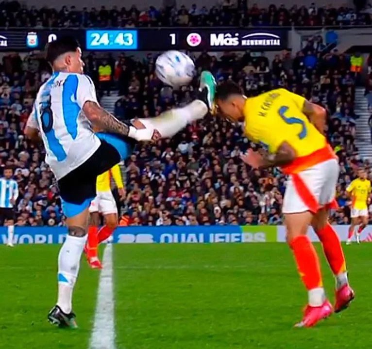 Roja directa y escándalo: la tremenda patada de Enzo Fernández ante Colombia por las eliminatorias thumbnail