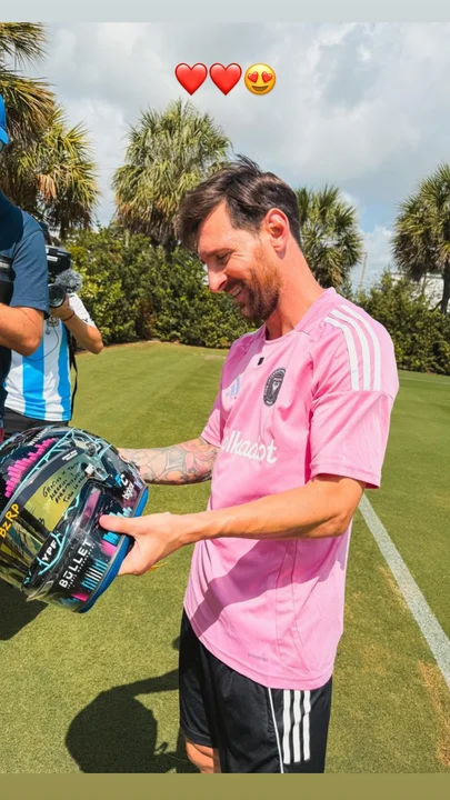 Un "Cruce de GOAT's": Franco Colapinto le obsequió su casco de Fórmula 2 a Lionel Messi con una dedicatoria especial