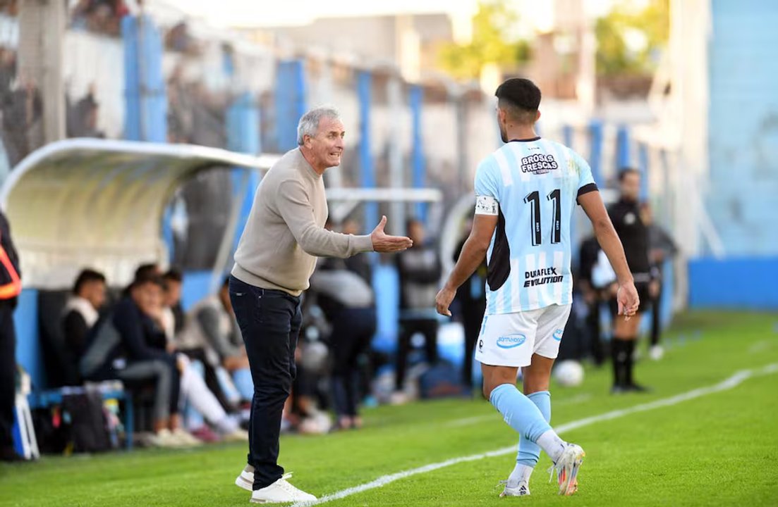 Héctor Arzubialde renunció a la dirección técnica de Racing de Nueva Italia tras una dura derrota thumbnail