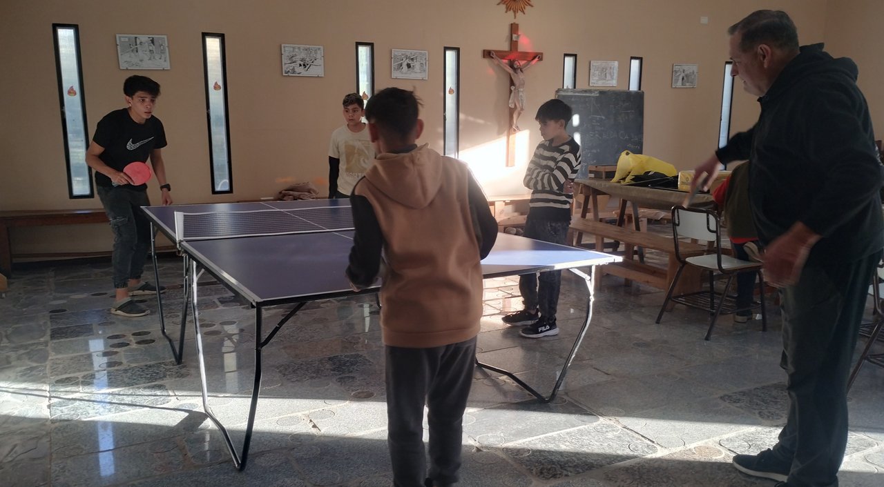 Un cálido lugar donde los chicos meriendan pero también practican tenis de mesa y ajedrez thumbnail