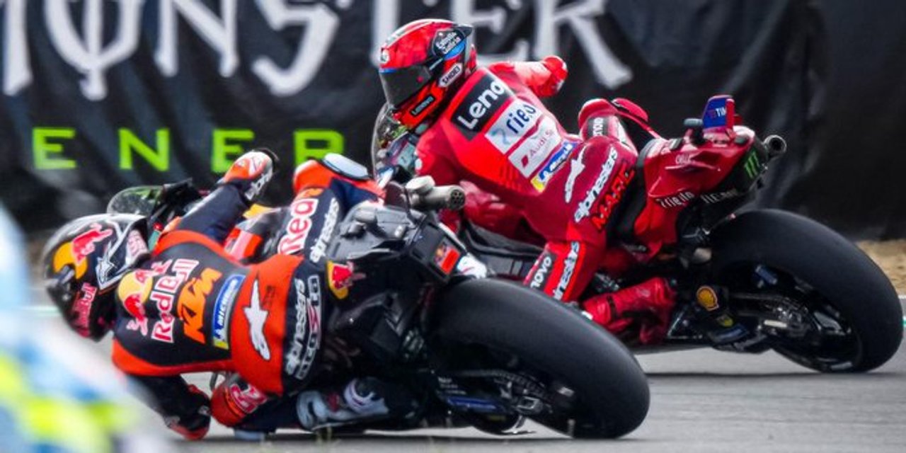 MotoGP en Brno: Márquez ganó el sprint tras una maniobra impuesta por el reglamento thumbnail