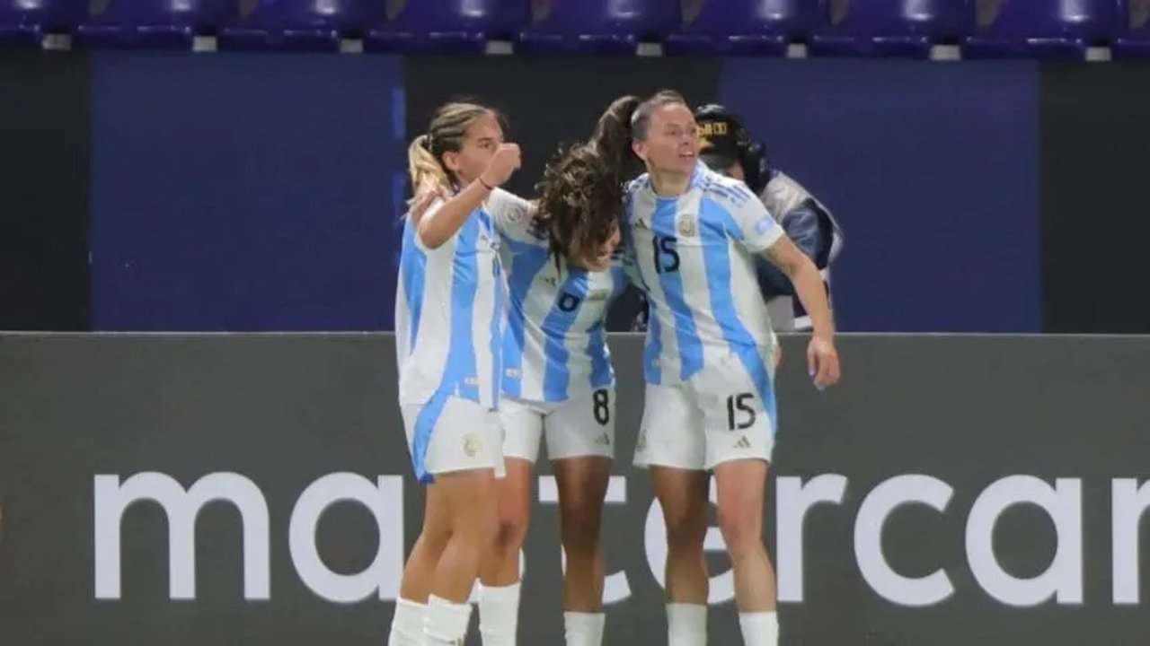 Carácter albiceleste! Argentina sella un triunfo agónico y lidera su grupo en la Copa América Femenina thumbnail