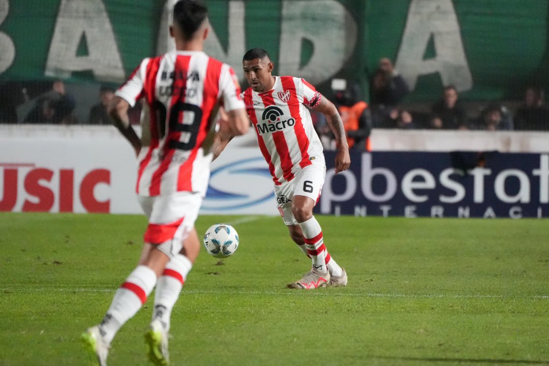 Instituto visita a Vélez en el Amalfitani en un duelo clave por la recuperación thumbnail