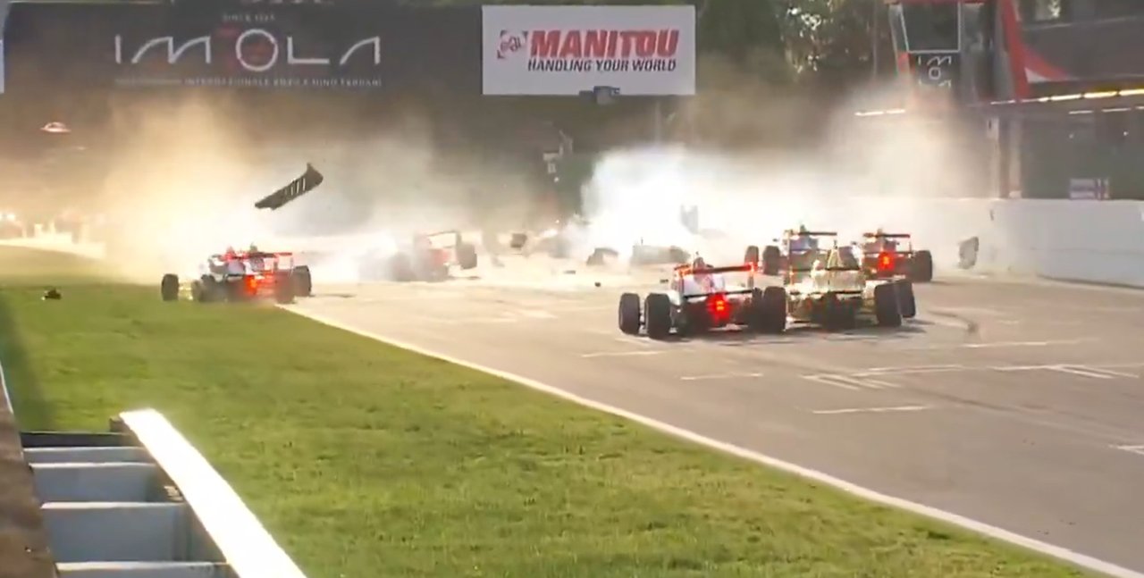 Grave accidente múltiple en la F4 italiana: 15 vehículos involucrados en Imola thumbnail