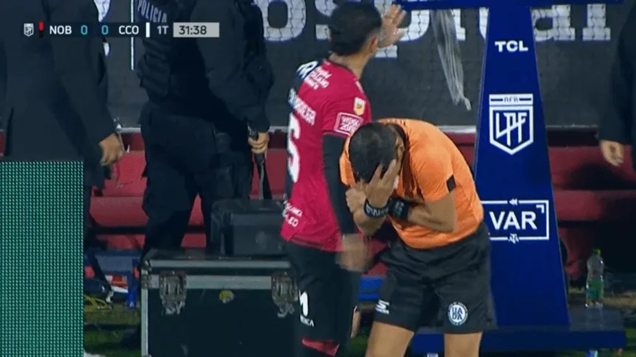 Escándalo en Rosario: agresión al árbitro Merlos y empate caliente entre Newell's y Central Córdoba thumbnail
