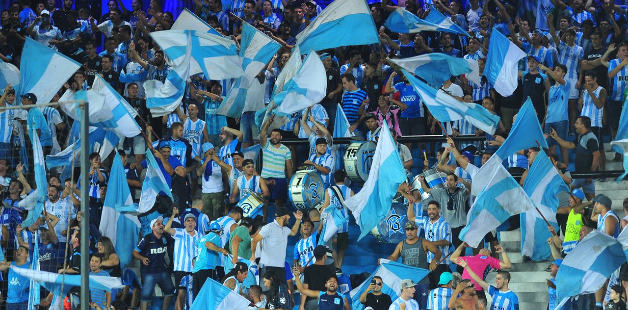 Más de dos horas retenidos: la noche difícil de los hinchas de Racing en Uruguay thumbnail