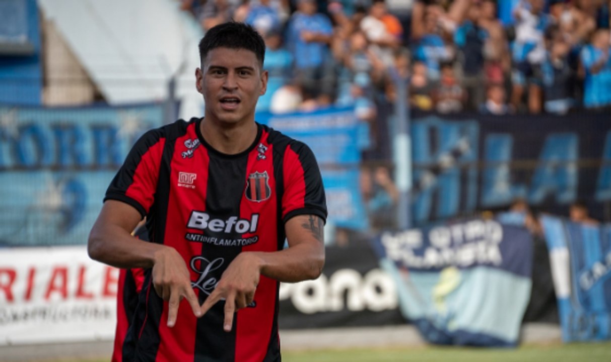 Insólito: un club del ascenso quiso bajarle el sueldo a un jugador y terminó echándolo por redes thumbnail