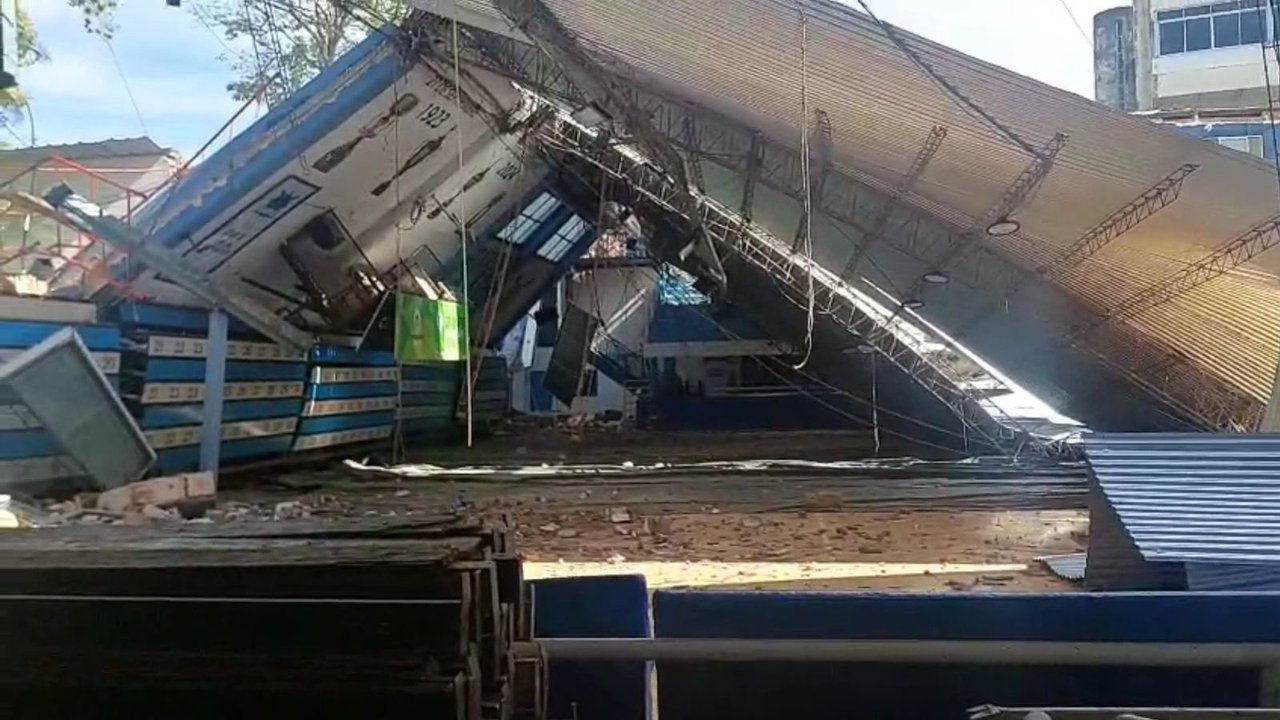 Colapsó el techo del Estadio de Regatas Corrientes thumbnail