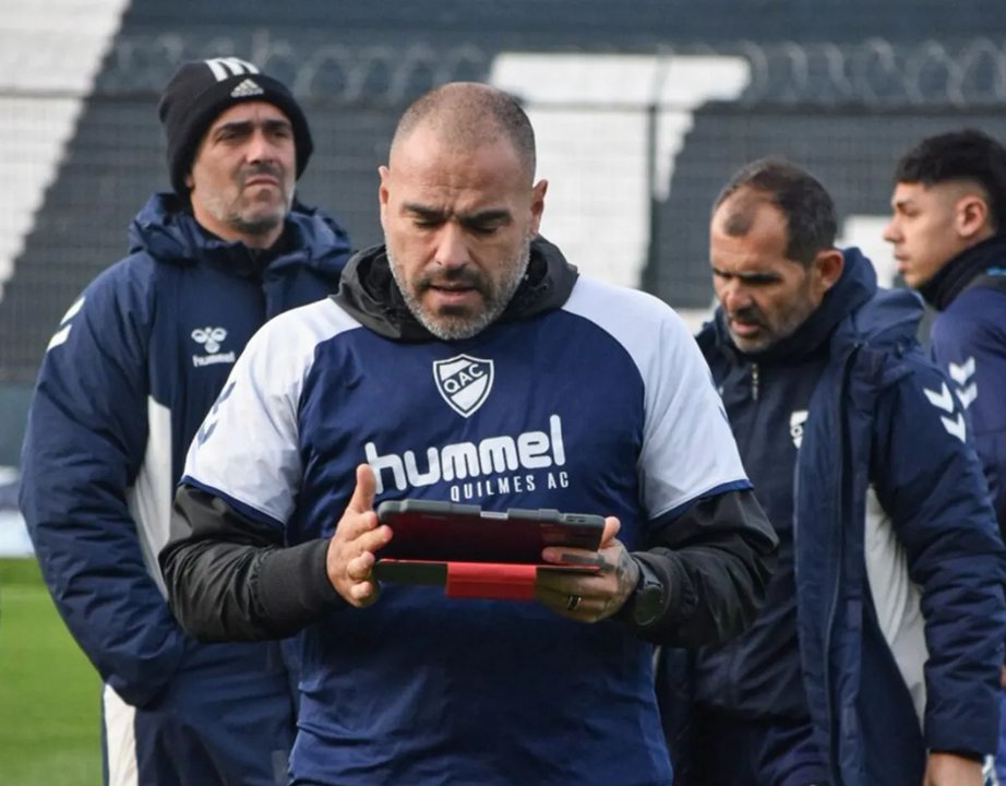 Escándalo en el ascenso: un DT renunció, volvió a entrenar y lo echaron por votación thumbnail