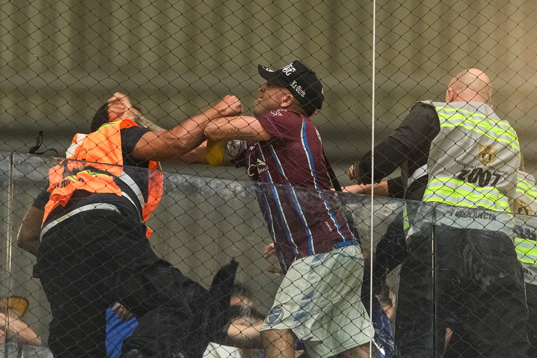 Palos y trompadas: la brutal represión policial que recibieron hinchas argentinos en Brasil thumbnail