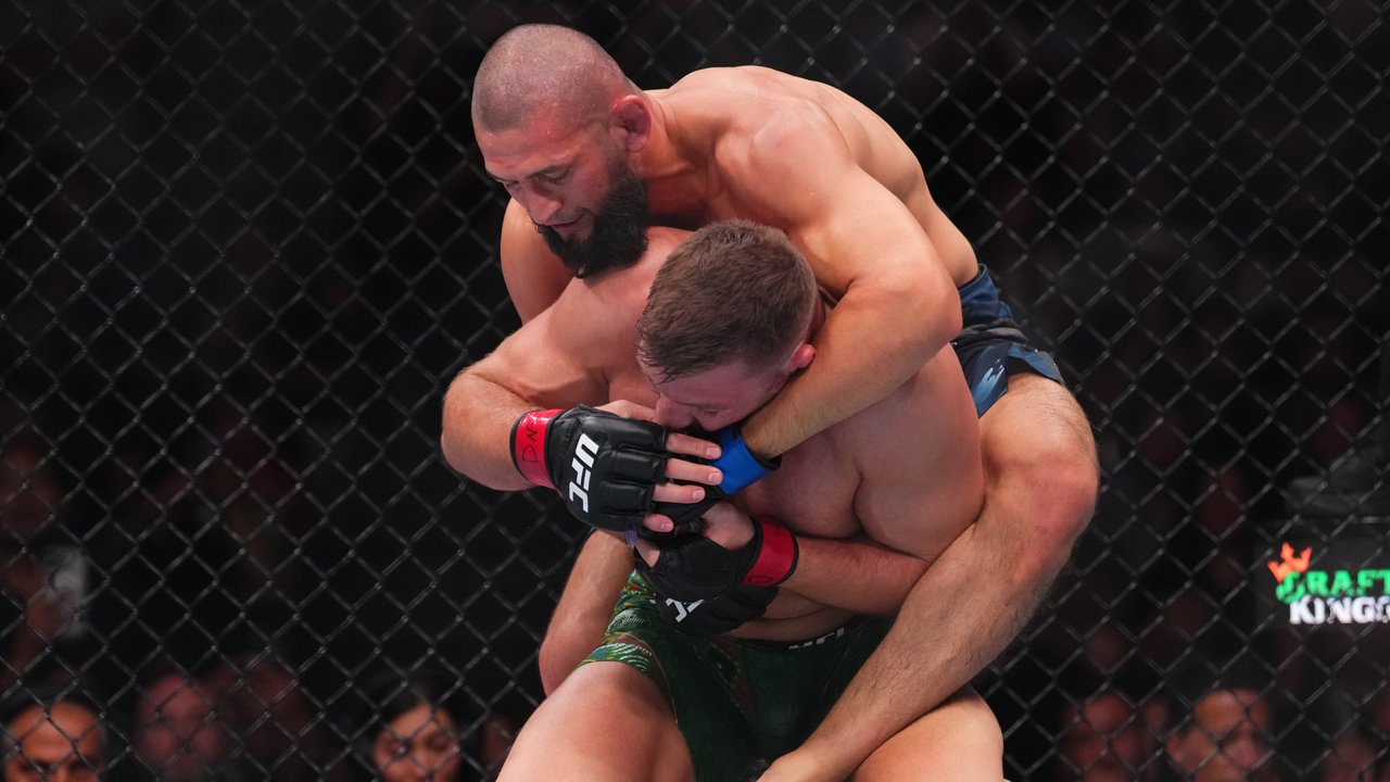 Khamzat Chimaev aplastó a Du Plessis y conquistó el título mundial de la UFC thumbnail