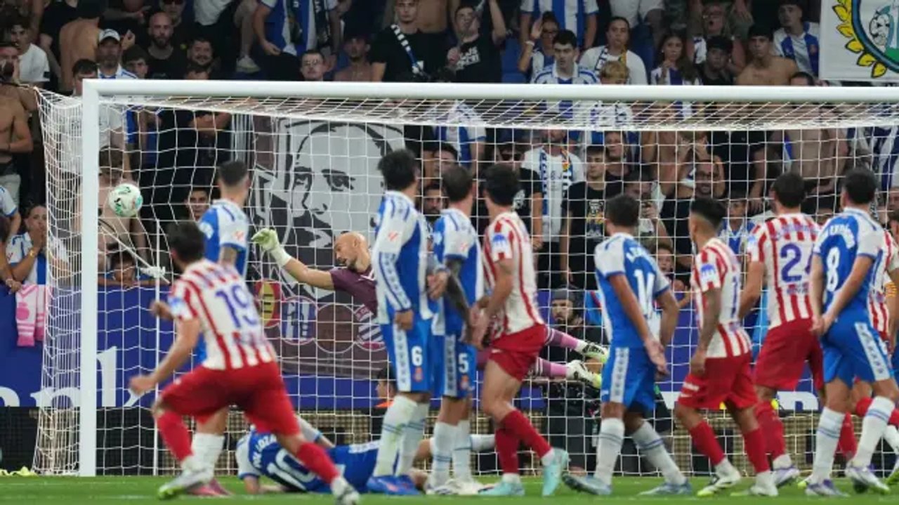 Con un golazo de tiro libre de la "Araña" Julián Álvarez, el Atlético arranca con el pie derecho LaLiga thumbnail