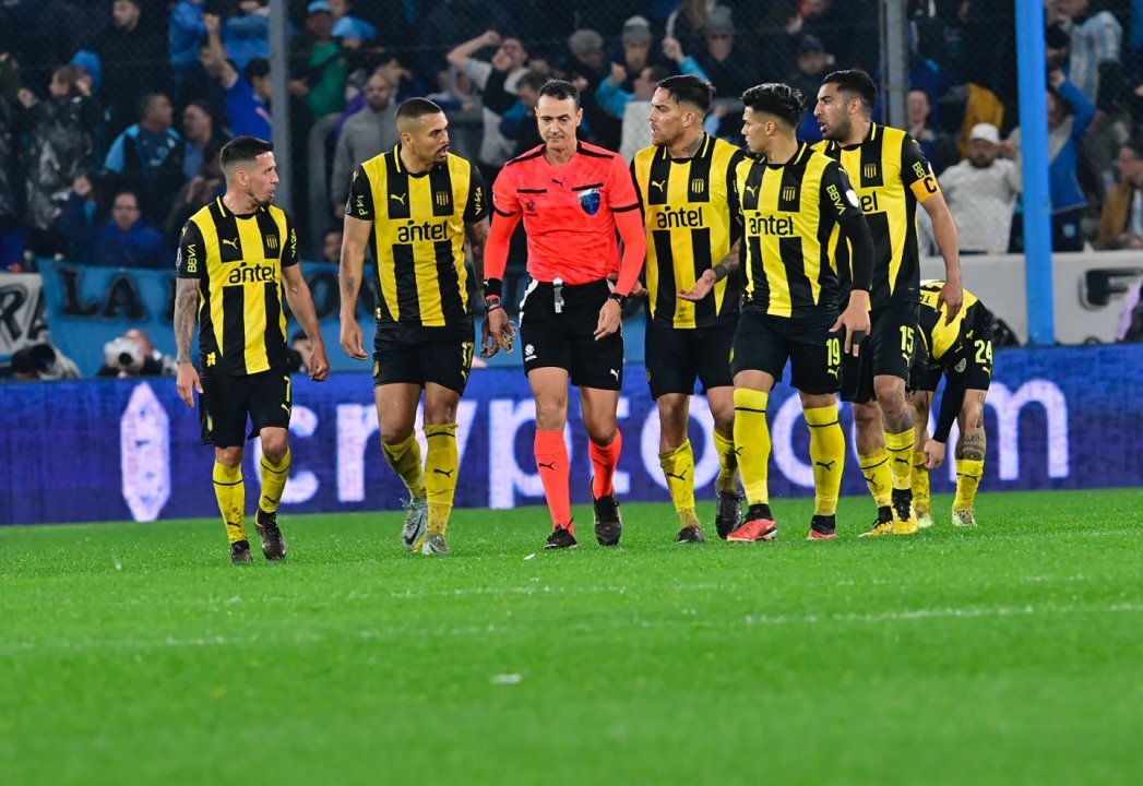 Se conocieron los audios del VAR tras el polémico penal que favoreció a Racing ante Peñarol thumbnail