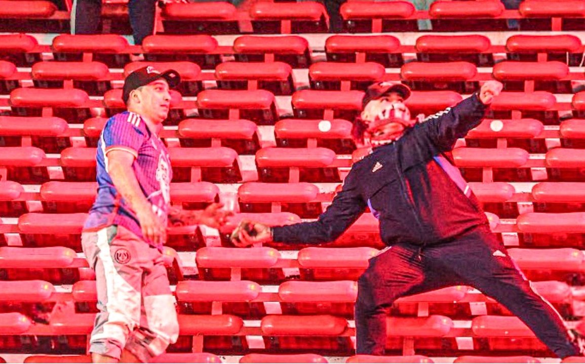 Violencia extrema en Independiente vs. U. de Chile: butacas quemadas, heridos y corridas thumbnail