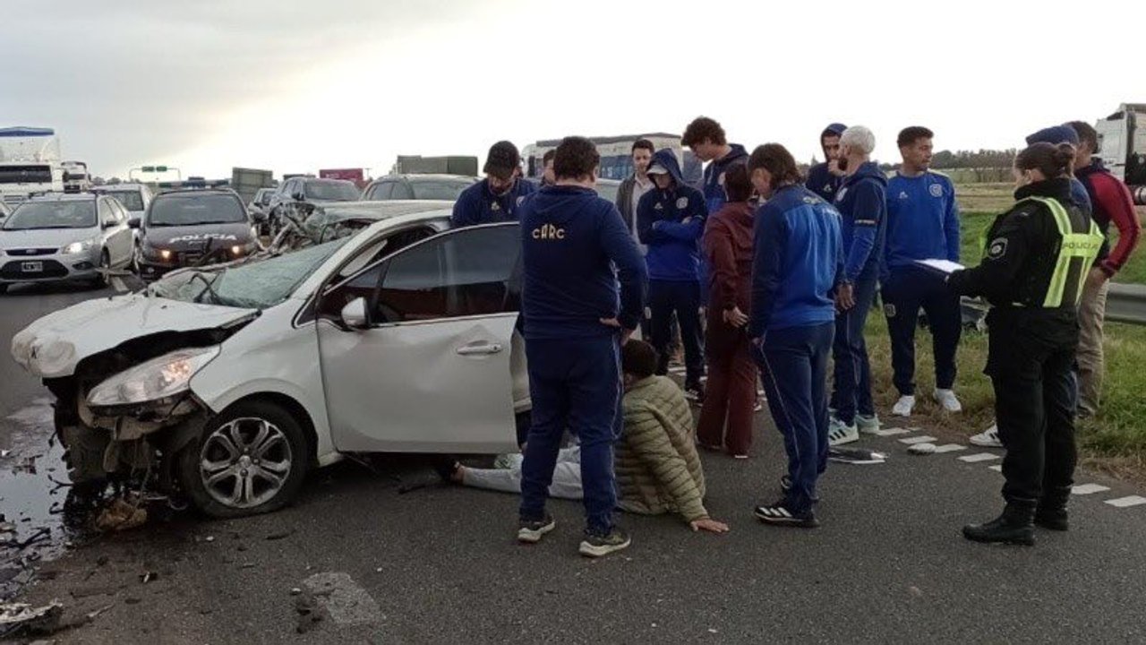 Susto en Rosario Central: un jugador sufrió un fuerte accidente camino a la práctica thumbnail