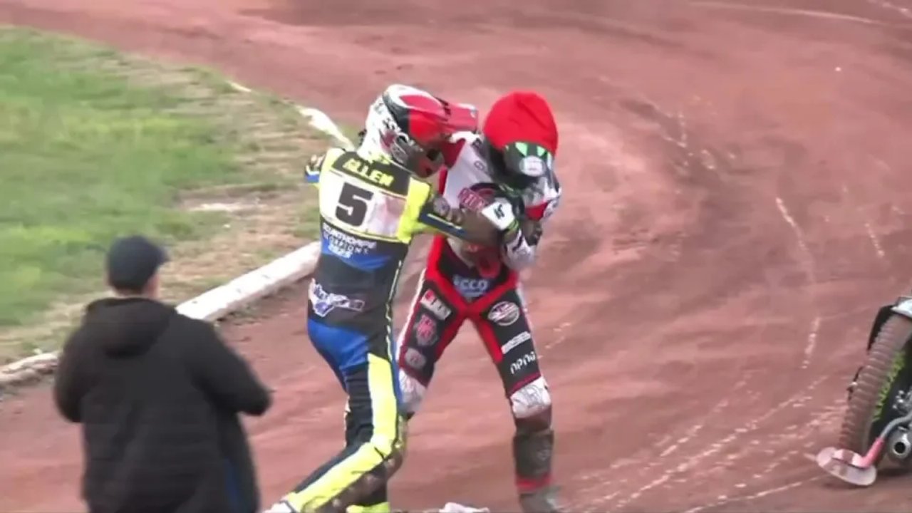 Brutal pelea en el speedway británico en plena pista thumbnail